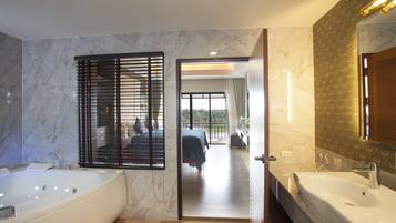 Junior Suite | Bathroom | Free toiletries, hair dryer, bathrobes, slippers