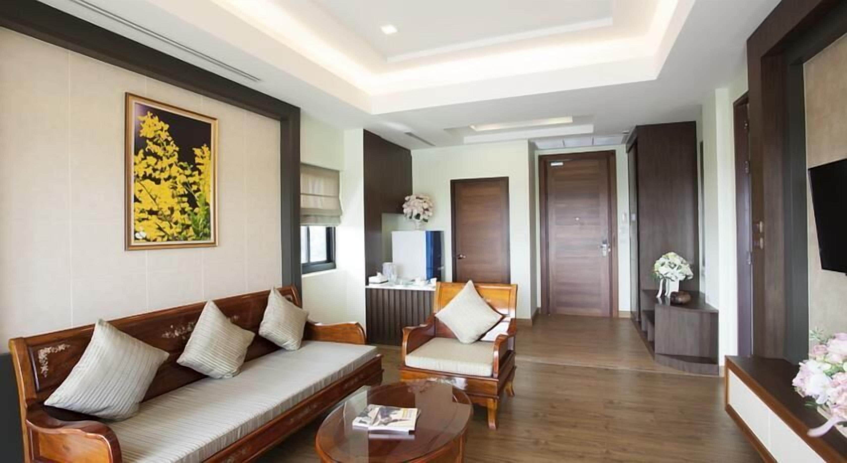 junior suite | living room | 42-inch flat-screen tv with cable channels, tv