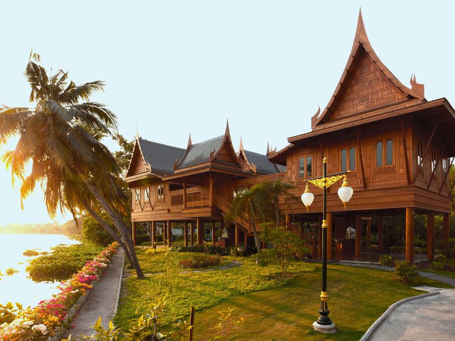 Caja de seguridad en la habitación y escritorio