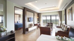 Junior-suite | Stue | 42-tommers fladskærms-tv med kabelkanaler, tv