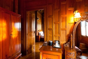 3-Bedroom Thai House | Coffres-forts dans les chambres, bureau, lits pliants/supplémentaires