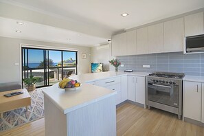 Apartment, 3 Bedrooms, Ocean View | Private kitchen