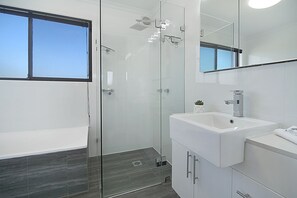 Apartamento, 3 quartos, vista para o oceano | Banheiro | Chuveiro, secador de cabelo