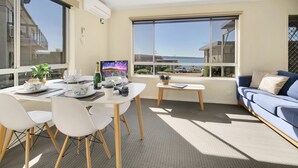 Apartamento família, 2 quartos | 2 quartos, Wi-Fi de cortesia, individualmente decorados
