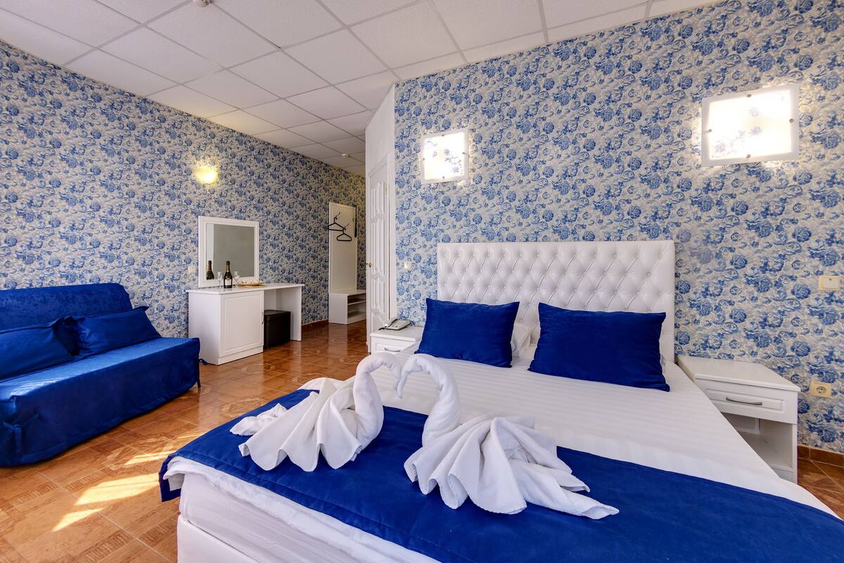 Minibar, desk, iron/ironing board, free WiFi