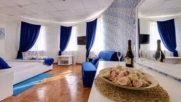 Room | Bar mini, meja, seterika/papan seterika, Wi-fi percuma