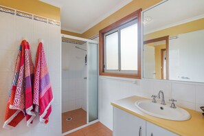 3 Bedroom House | Bathroom | Shower, towels - Monaro Cottage (Eden)