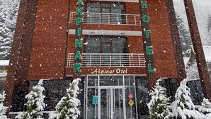 Un hotel de estilo arquitectónico tradicional, con una entrada destacada y un letrero que dice "Akpinar Hotel".