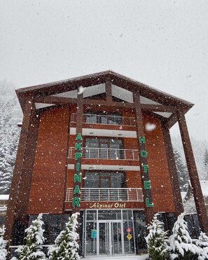 Front of property - Akpinar Hotel (Çaykara)