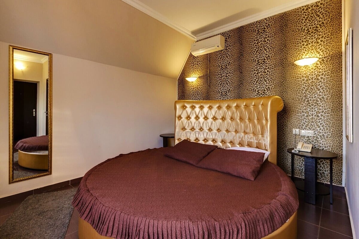 Suite | Minibar, desk, iron/ironing board, free WiFi