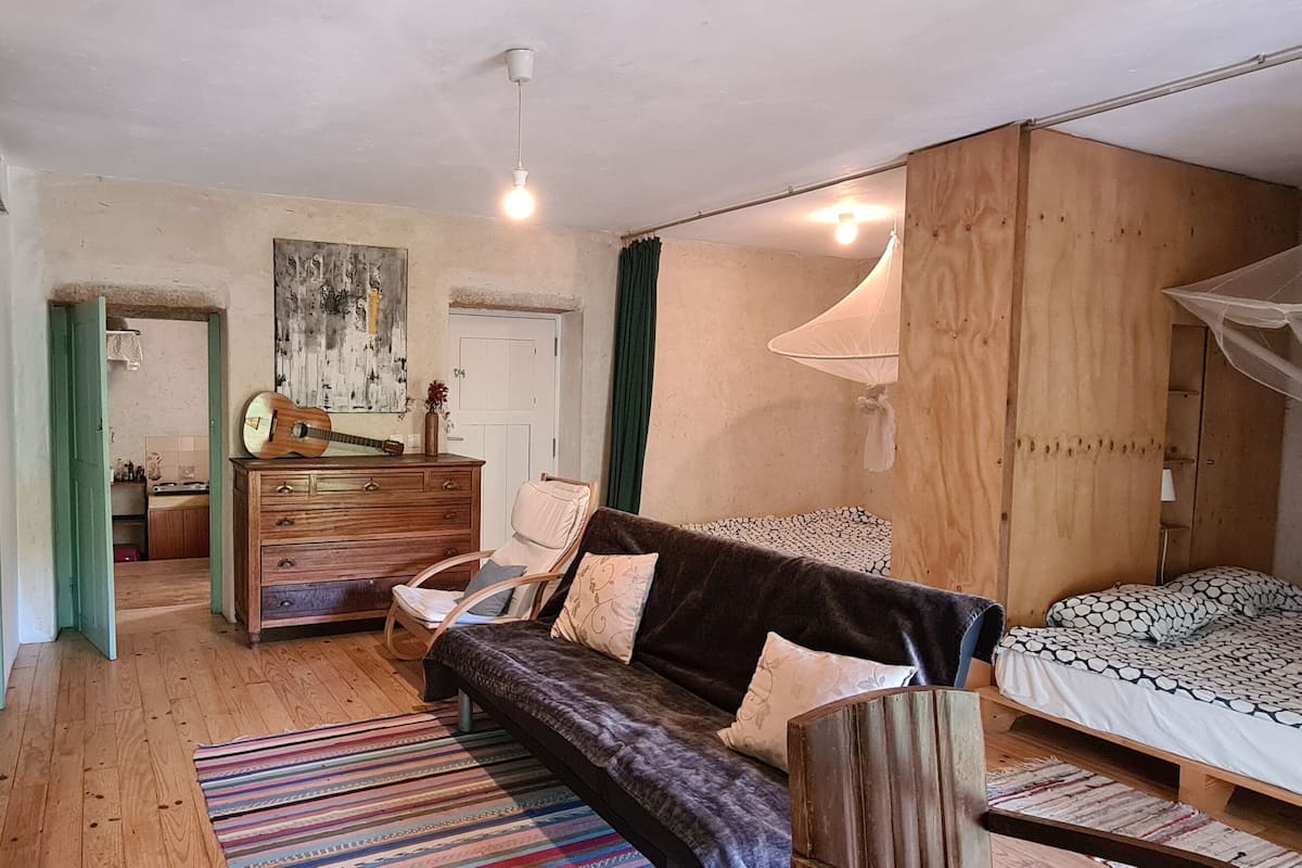 2 Bedroom Family Home | Individueel gedecoreerd, individueel gemeubileerd, een bureau