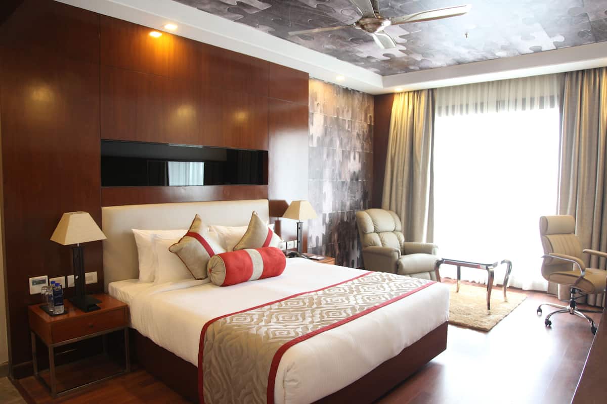 Suite Room | 1 bedroom, in-room safe, desk, iron/ironing board