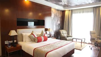 Suite Room | In-room safe, desk, iron/ironing board, rollaway beds