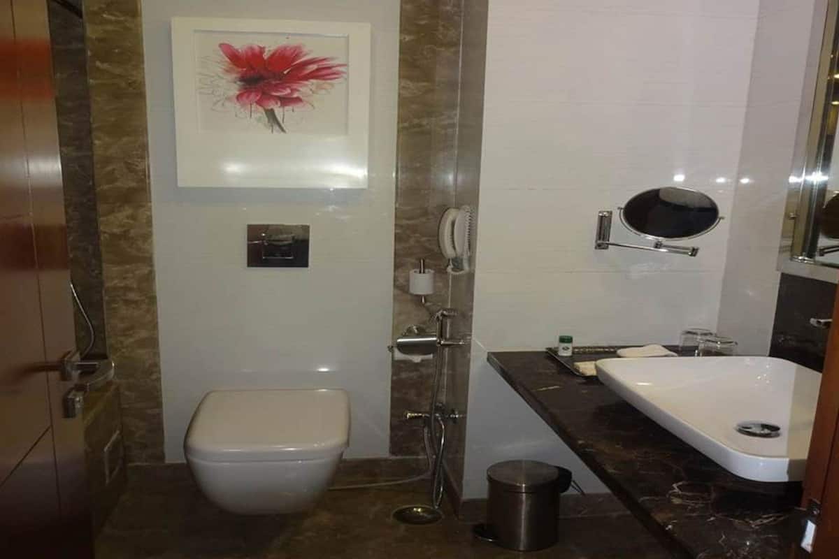 Badkar/dusch, gratis toalettartiklar, hårtork och badrock