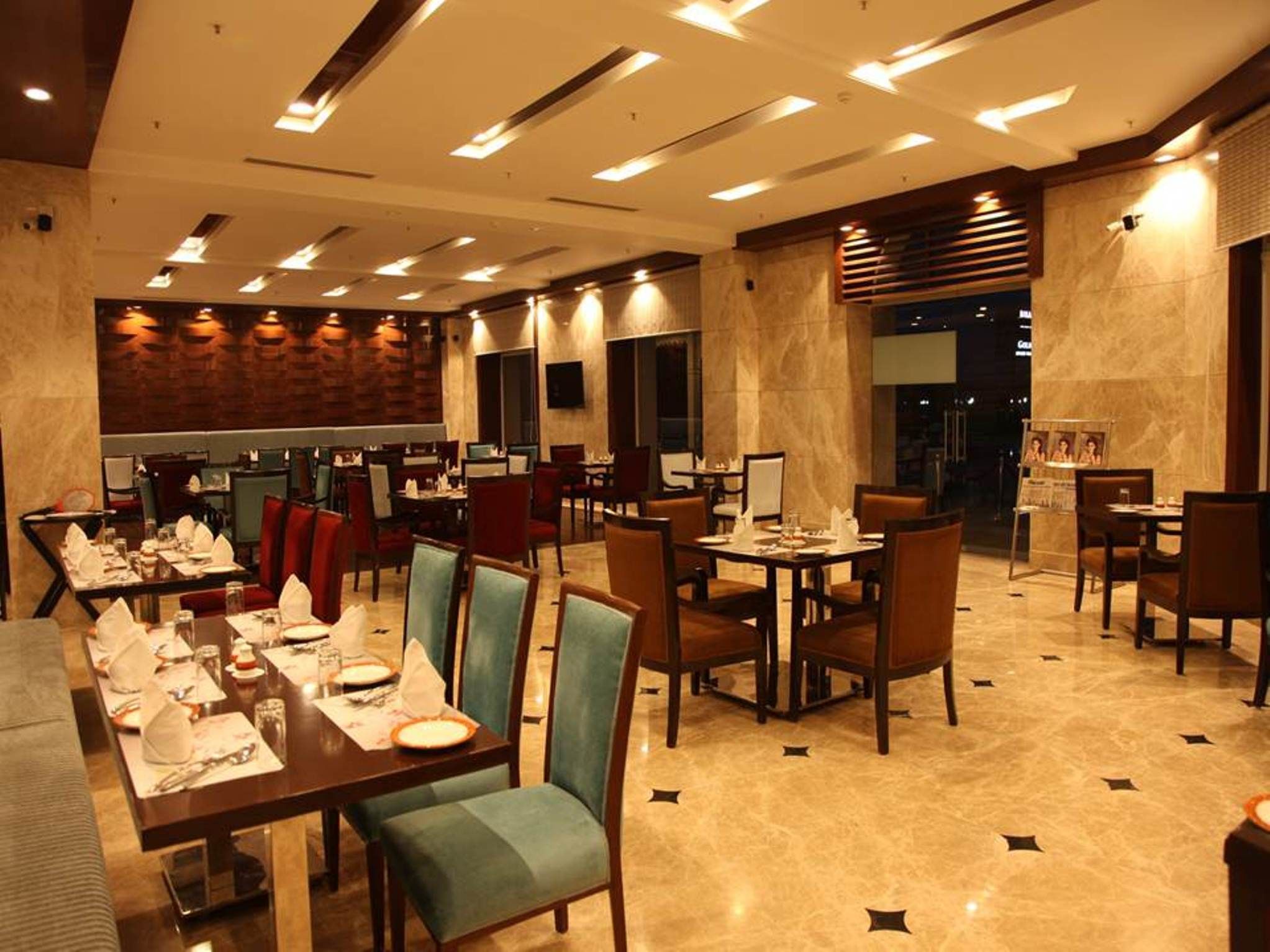 2 restaurantes; se sirve desayuno, almuerzo y cena; cocina internacional