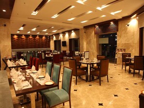 2 restaurants, breakfast, lunch, dinner served; international cuisine - The Lal Vilas Hotel & Resort (Behror)