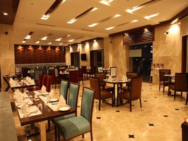 2 restaurantes; se sirve desayuno, almuerzo y cena; cocina internacional