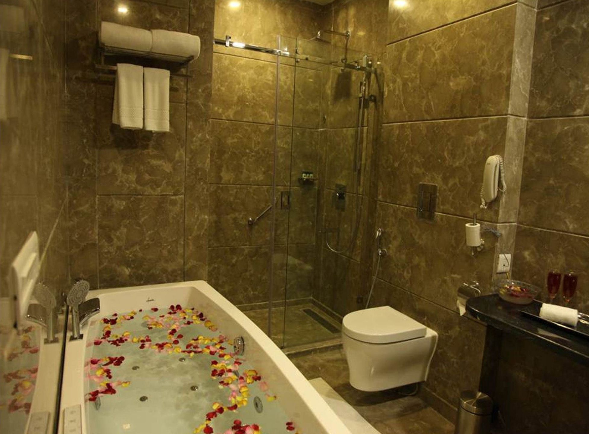 Deep-soaking bathtub