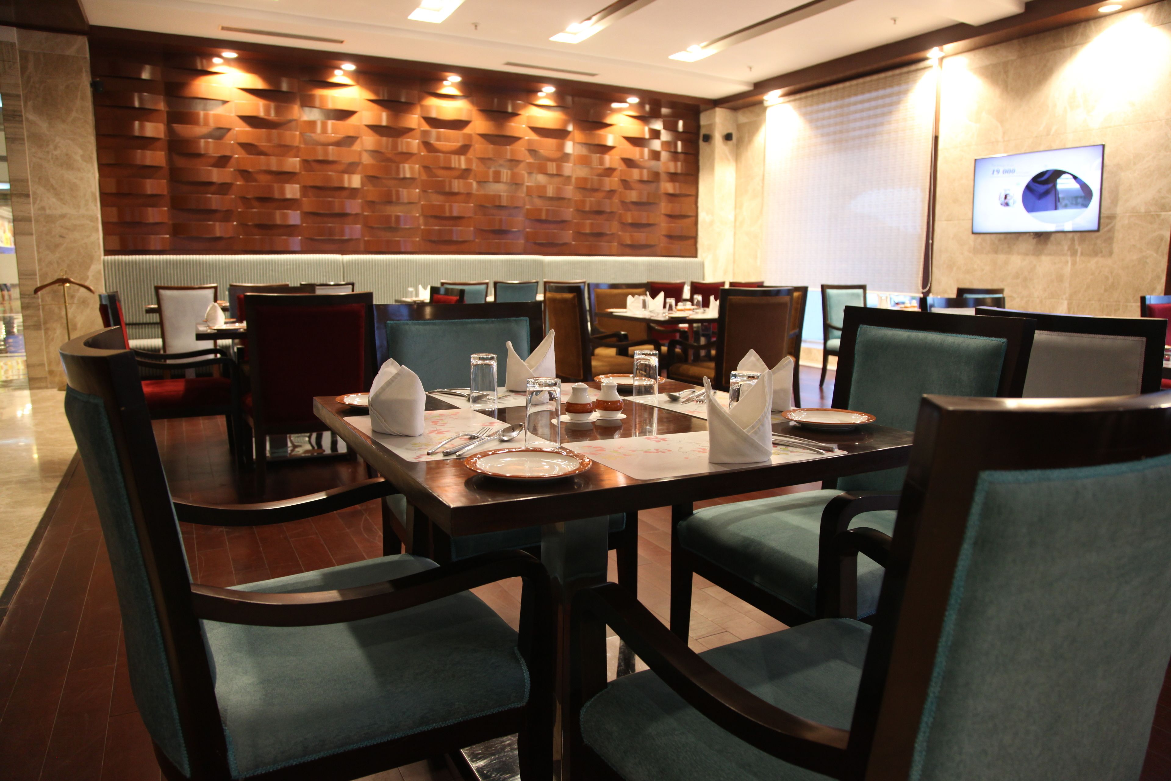 2 restaurants, breakfast, lunch, dinner served; international cuisine