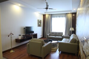 Suite exclusiva, 1 habitación | Sala de estar | Televisión de pantalla plana 