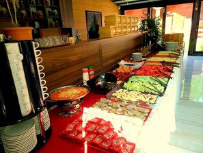 Un buffet proposant une variété de plats et d'accompagnements.