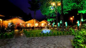 Fachada de la propiedad por la tarde o noche