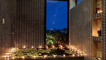 Junior studio suite, terras | Badkamer | Een aparte badkuip en douche, een regendouche, gratis toiletartikelen