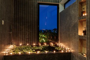 Junior Studio Suite, Terrace | Bilik Mandi | Tab mandi dan pancuran berasingan, hulu semburan mandi hujan 