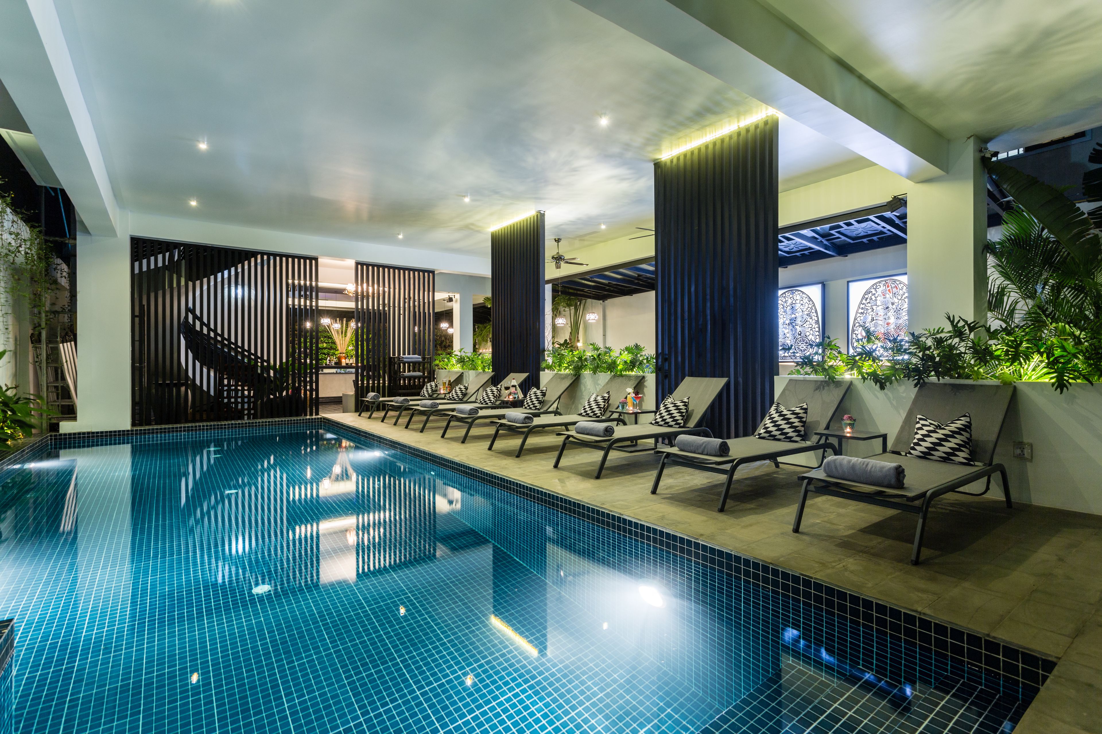 Hồ bơi trong nhà, hồ bơi ngoài trời 