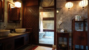 Suite | Bathroom - Vinh Hung Heritage Hotel (Hoi An)