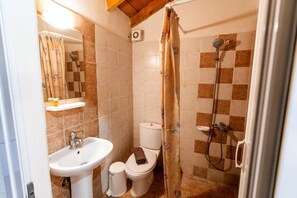 Shower, rainfall showerhead, free toiletries, hair dryer