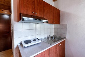 Full-size fridge, microwave, stovetop, electric kettle