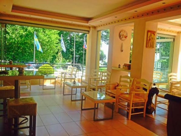 24-inch flat-screen TV with cable channels, TV - Stefanidis Apartments (Volvi)