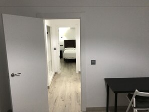 A hotel room with a bed, a bedside table, and a chair. - Hotel Restaurante Santa Cruz (Santa Cruz de Mudela)