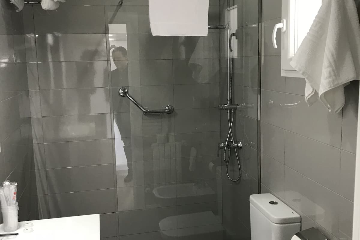 comfort triple room | bathroom | free toiletries, bidet, towels
