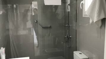 Comfort-værelse til 3 personer | Badeværelse | Gratis toiletartikler, bidet, håndklæder