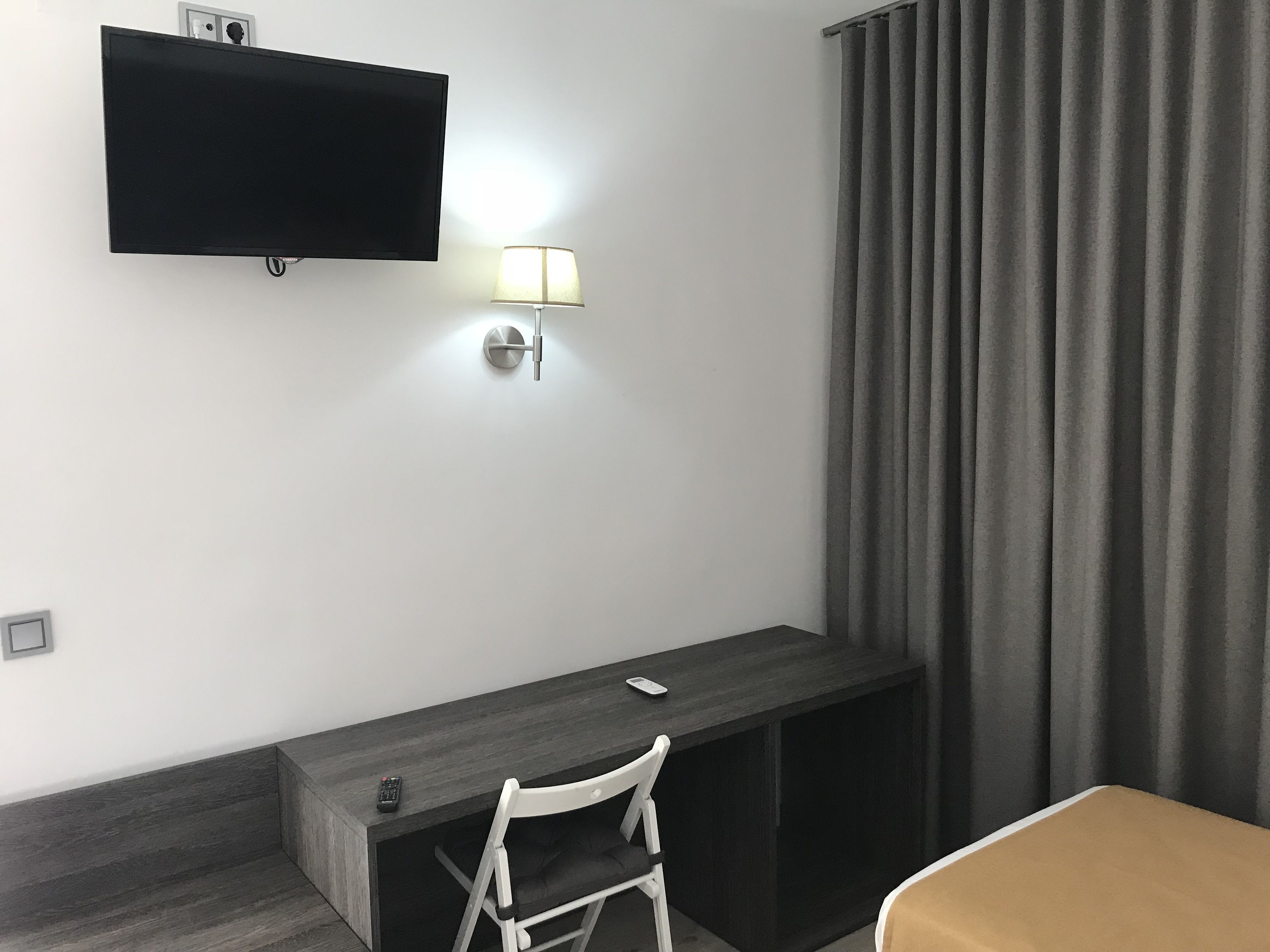 comfort triple room | desk, blackout curtains, soundproofing, free wifi