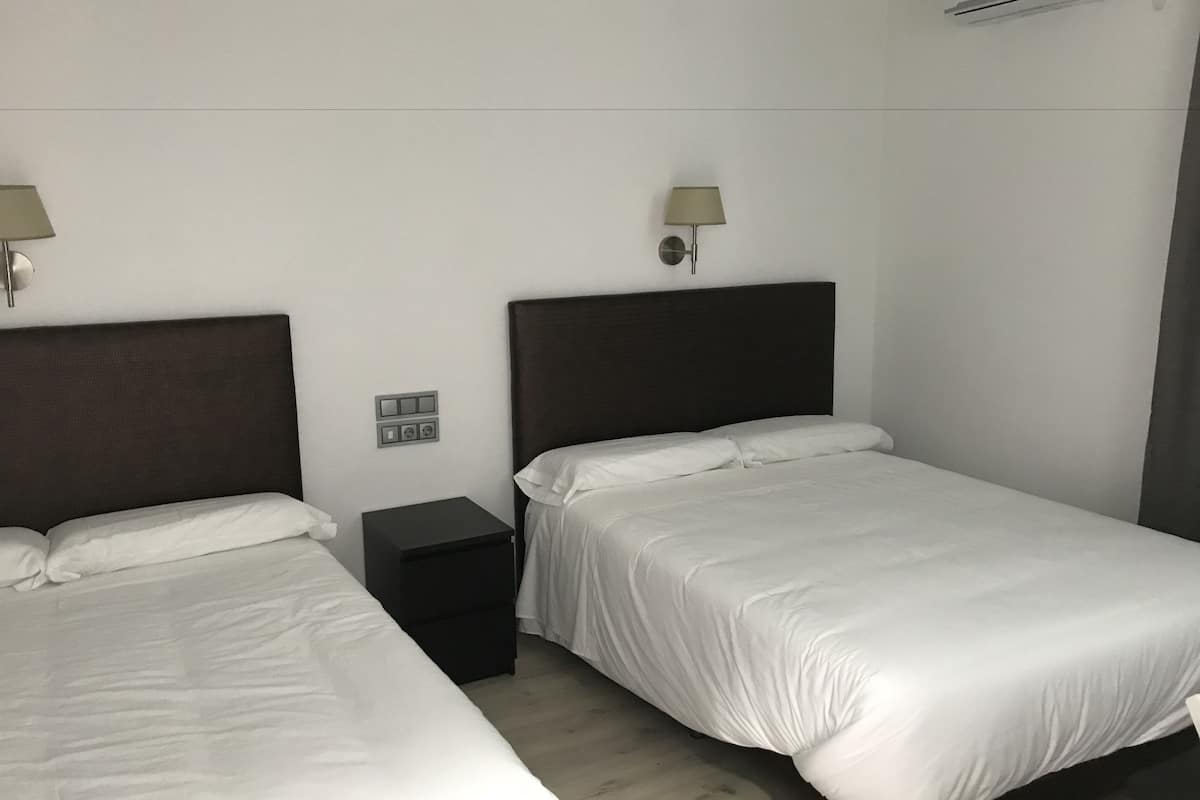 Comfort maisonnette, 2 queensize bedden | Een bureau, verduisterende gordijnen, geluiddichte muren, gratis wifi