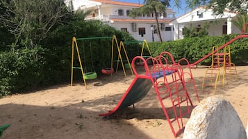 Área de juegos infantiles al aire libre