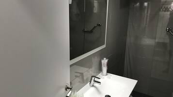 Habitación cuádruple Confort, varias camas | Baño | Artículos de higiene personal gratuitos, bidé y toallas