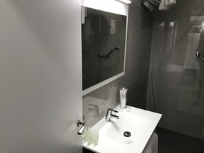 Phòng 4 tiện nghi đơn giản, nhiều giường | Phòng tắm | Đồ dùng nhà tắm miễn phí, chậu vệ sinh/vòi rửa, khăn tắm
