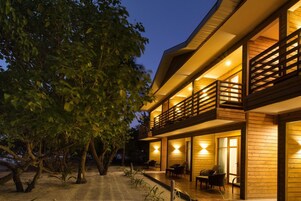 Ropa de cama de alta calidad, cubrecamas y minibar 