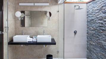 Een douche, een regendouche, gratis toiletartikelen, een haardroger
