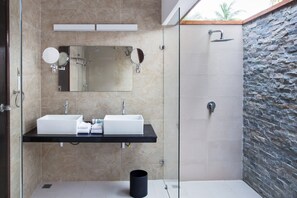 Een douche, een regendouche, gratis toiletartikelen, een haardroger