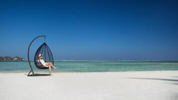 Platja privada, platja de sorra blanca i gandules de platja