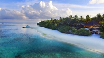 Privat strand, vit sandstrand, solstolar och parasoller