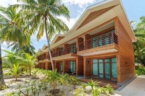 Un resort con varias edificaciones de madera, cada una con balcón y ventanas amplias.
