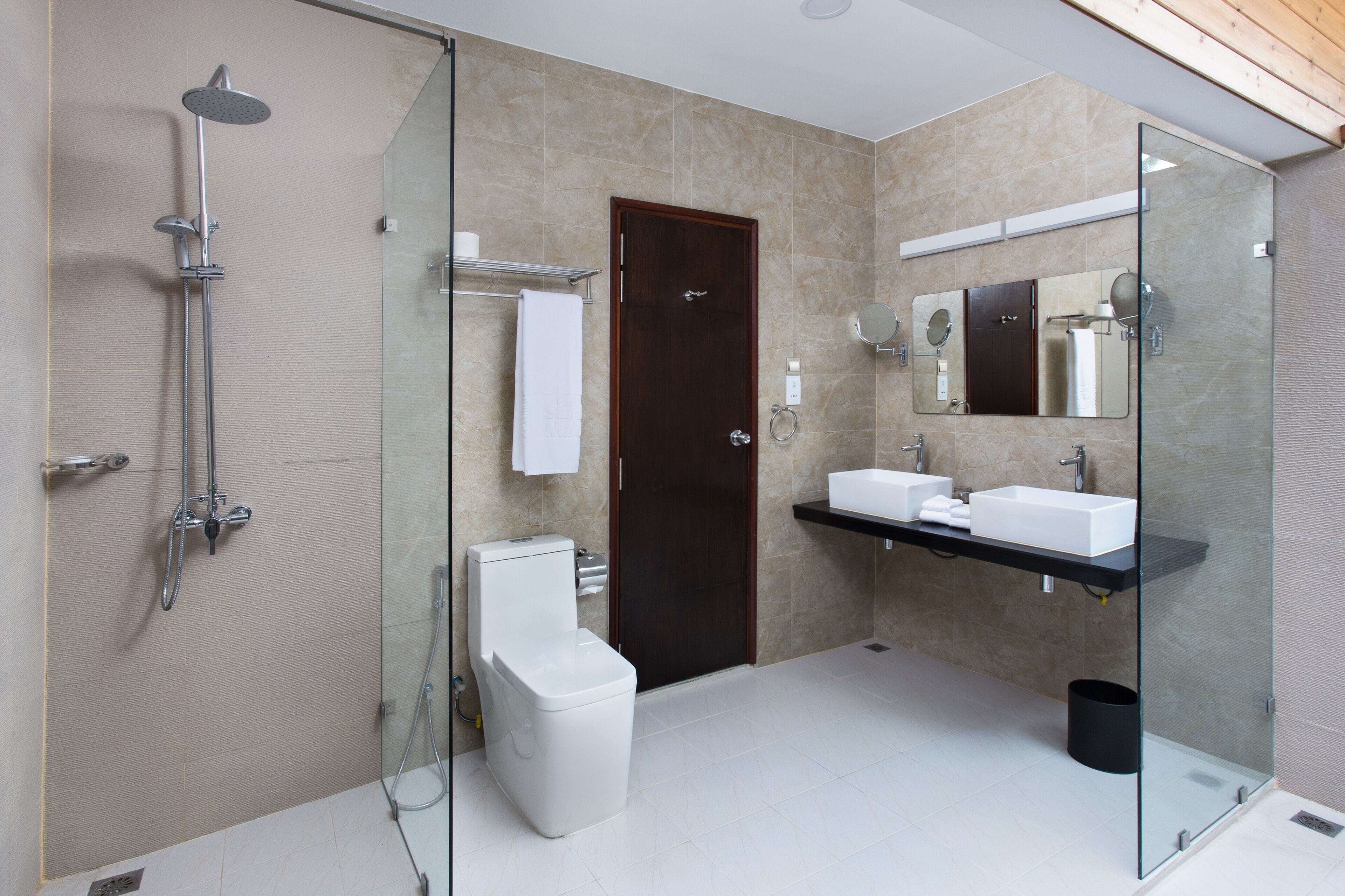 shower, rainfall showerhead, free toiletries, hair dryer