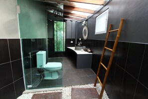 Douche, douche à « effet pluie », articles de toilette gratuits