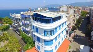 Un edifici de diverses plantes amb façana corbada, grans finestres i balcons.